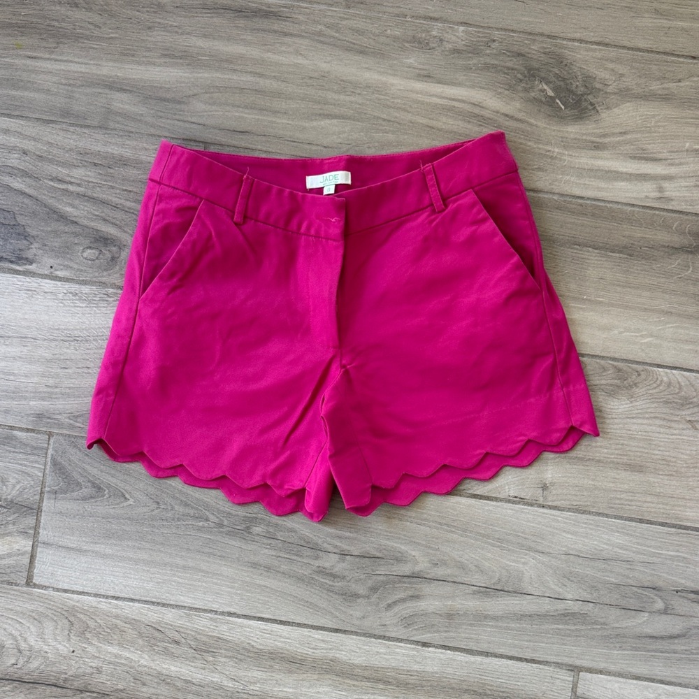 Jade Scallop-Hem Shorts in Bright Pink
